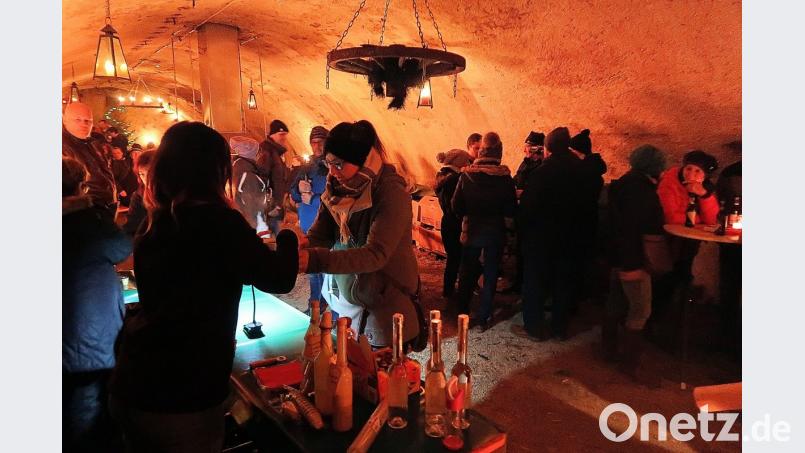 Im Felsenkeller unter dem Dorfladen war Zeit für einen Plausch Bild: bsc