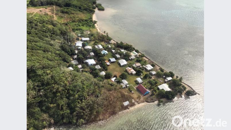 Das Dorf Narikoso auf der Fidschi-Insel Ono. Wegen des steigenden Meerwassers aus dem Südpazifik müssen mehrere Häuser des Dorfes umgesiedelt werden. Deutschland unterstützt die Umsiedlung mit Entwicklungshilfe. Bild: Christoph Sator/dpa