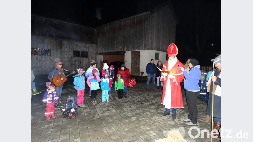 Zum wiederholten Mal kommen die Kinder des Sportvereins Trevesen auf den weihnachtlich geschmückten Hof der Familie Lorenz. Nikolaus und Knecht Ruprecht verteilen an sie Süßigkeiten. Bild: twg
