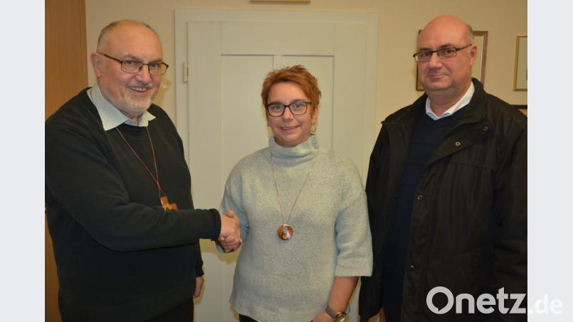 Carmen Zottmeier ist die neue Pflegedienstleiterin der Ambulanten Krankenpflege in Mitterteich. Kirchenpfleger Wolfgang Hecht (rechts) und Stadtpfarrer Anton Witt wünschten einen guten Start. Frau Zottmeier ist Chefin von 16 Mitarbeiterinnen, betreut werden rund hundert Patienten. Bild: jr