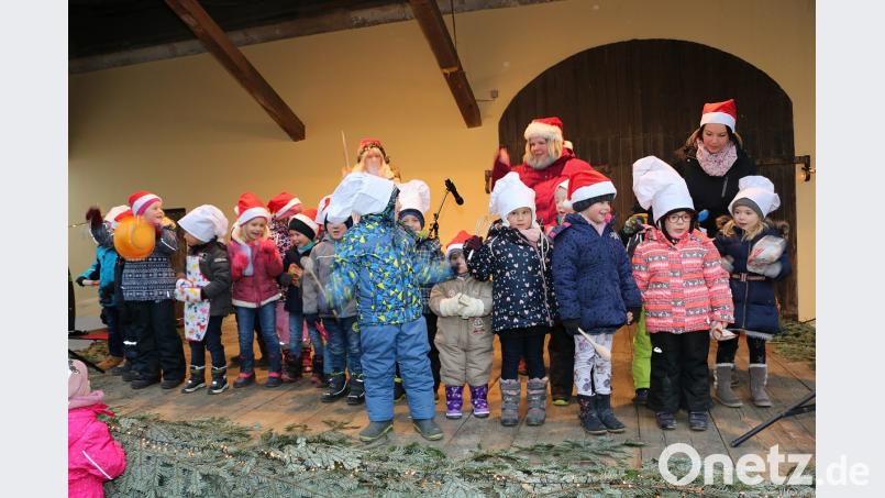 Die Kleinsten bekamen den meisten Beifall. Das Kinderhaus eröffnete zusammen mit Bürgermeister Gottfried Härtl den 14. Friedenfelser Weihnachtsmarkt mit dem Lied „In der Weihnachtsbäckerei…“ Bild: bsc