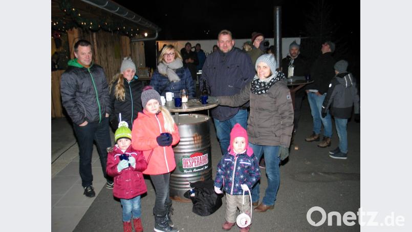 Der Besuch ist gut, die Stimmung ebenso. Die erste Stodlweihnacht des Sportvereins kommt bei den Luhern an. Bild: mue