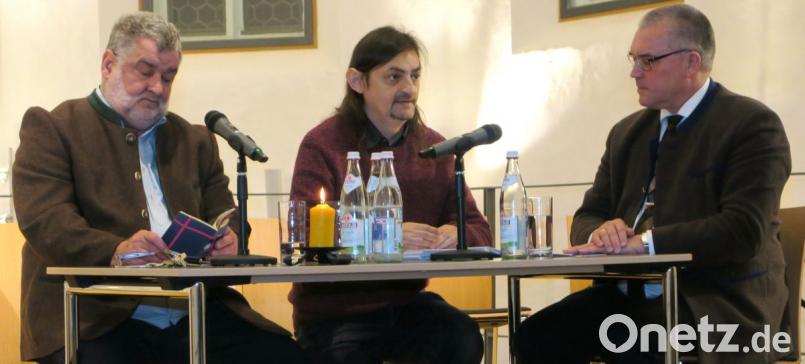 Armin Schärtl, Kurt F. Stangl und Richard Tischler (von links) riefen die &quot;Allgemeine Erklärung der Menschenrechte&quot; in Erinnerung. An der Feierstunde nahmen auch die stellvertretenden Landräte Arnold Kimmerl und Jakob Scharf, SPD-Bezirksvorsitzender Franz Schindler sowie kommunale Mandatsträger teil. Bild: Hirsch