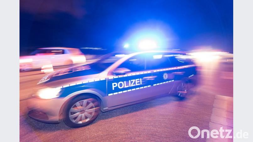 Ein Polizeifahrzeug steht mit Blaulicht auf der Straße. Bild: Patrick Seeger