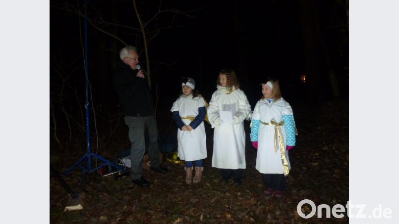 Das Christkind erscheint mit seinen Engel aus dem Wald und verzaubert die Besucher mit OWV-Vorsitzenden Franz Kindl (links). Bild: sl