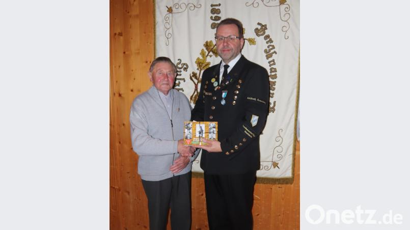 Vorsitzender Armin Kraus gratulierte Josef Sippl zu seiner 70-jährigen Mitgliedschaft. Bild: mfh