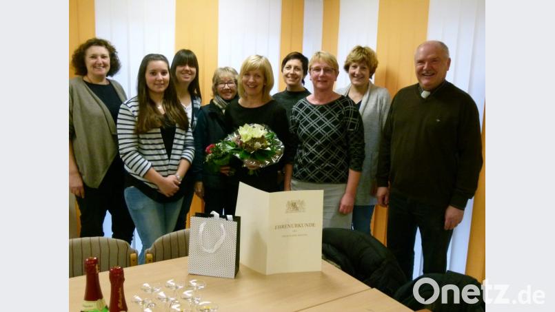 Empfang für Silke Richter (Mitte): Anlässlich des 25-jährigen Dienstjubiläums würdigen Bürgermeister Peter Lehr, Leiterin Elvira Brand (vorne, von rechts) und die Kolleginnen die Arbeit der Krippenpädagogin in der Kindertagesstätte. Bild: rn