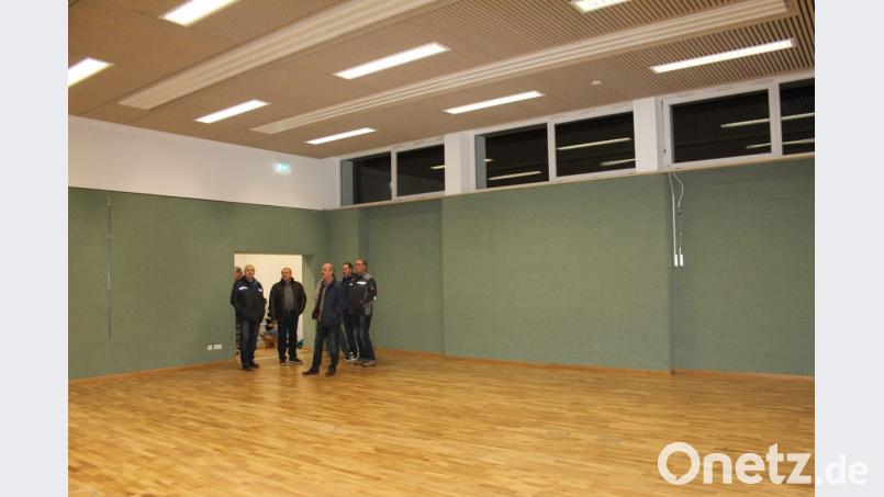 Bei einer Besichtigung vergewisserten sich die Mitglieder des Gemeinderats vom Baufortschritt im künftigen &quot;Haus der Vereine&quot;. Angesichts der Sporthalle mit einem „federnden Bodenbelag“ hätten die Ratsmitglieder am liebsten gleich den Sportdress angezogen. Bild: frd