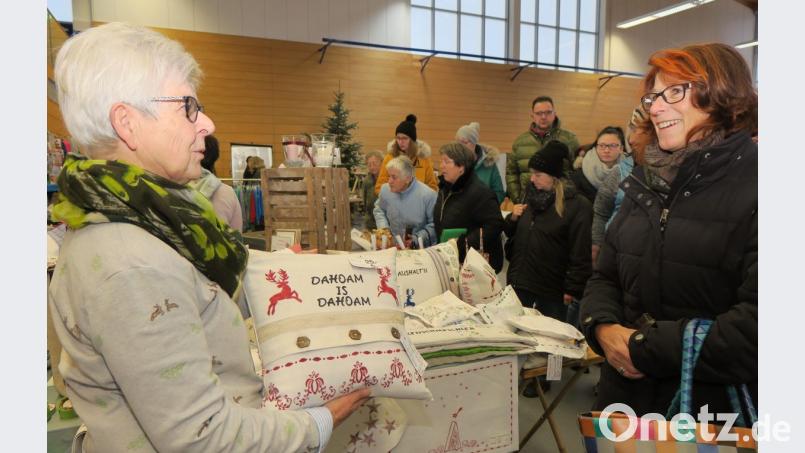 Marlene Zisler (links) bot beim Bauernmarkt ihre Handarbeiten an und stieß dabei auf großes Interesse. Bild: Hirsch