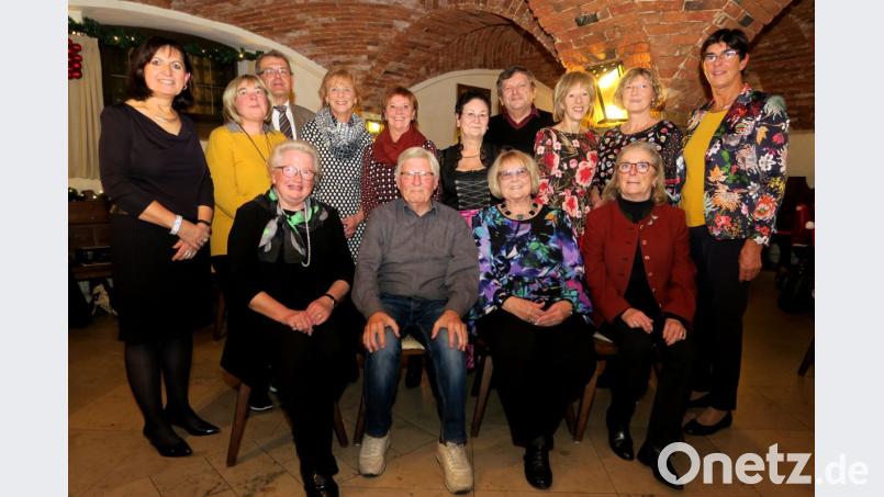 Bezirksvorsitzende Ursula Schroll (rechts) und Kreisvorsitzende Maria Karg-Pirzer (links) zeichneten langjährige BLLV-Mitglieder aus. Darunter Rosemarie Rappl, Günter Schmid, Gundelinde Dettenhofer-Holler und Cornelia Jäger (sitzend von links). Bild: Hirsch