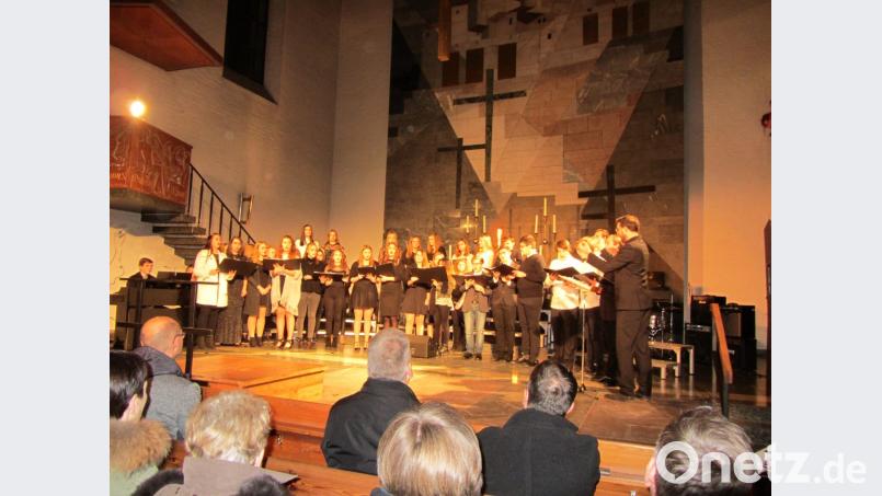 Jan Roidls HCA-Chor, hier unterstützt von Pianist Maximilian Hauer (links), beeindruckte mit klarer Präzision und geschliffenem Klang. Bild: aks