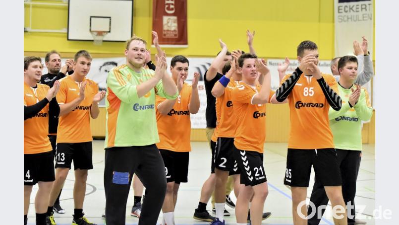 Applaus, Applaus! Die Handballer der HG Amberg verabschieden sich mit einem 32:24-Sieg im Spitzenspiel bei der HG Eckental in die Weihnachtspause. Bild: Hubert Ziegler