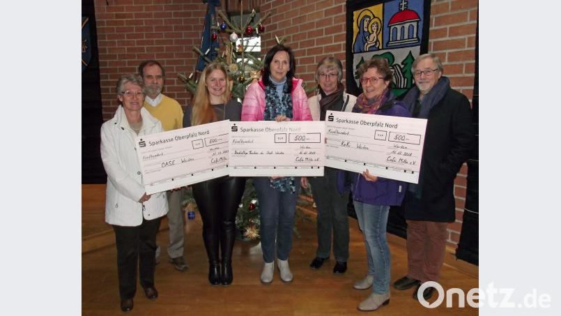 Eine Spende von je 500 Euro übergibt das Café-Mitte-Team mit (von links) Thea Rauchenecker, Wolfgang Lindner, Anneliese Baumgärtner (Dritte von rechts) und Veit Wagner (rechts) an Katharina Meyer von der Tagestätte Oase, Monika Langner von der Stadt Weiden und Andrea Frank von KoKi. Bild: Dobmeier