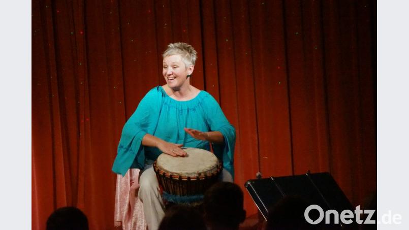 Sabine Kreiner erzählt im SOS-Kinderdorf Oberpfalz in Immenreuth Geschichten über den Mond und Märchen. Bild: bkr