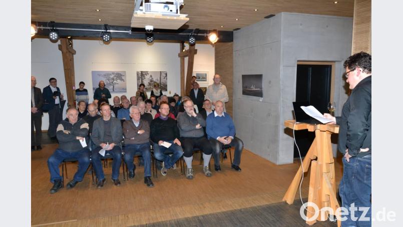 Markus Braun (rechts) , stellvertretender Vorsitzender des Vereins Kunsthaus Waldsassen, zu Beginn der Vernissage. Bild: pz