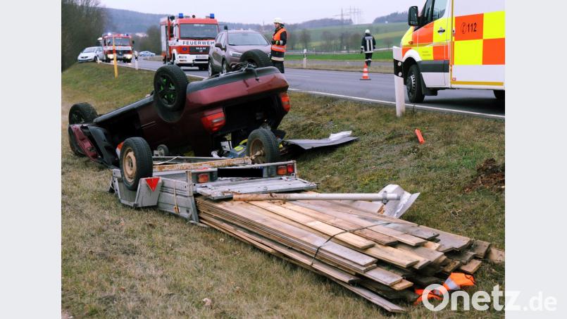 Etwa drei Meter ragen die Bretter über die Ladefläche des Anhängers hinaus. Doch das war der Polizei zufolge wohl nur ein Grund für den Unfall auf der Staatsstraße 2040 am Samstagmittag. Bild: gf