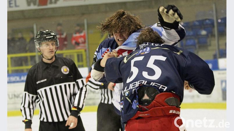 Die Blue Devils verloren am Sonntag beim EV Landshut mit 3:5. Mitte des zweiten Drittels lieferten sich Devils-Youngster Florian Lehner und der Ex-Weidener Marius Nägele (Nummer 55) einen Faustkampf. Bild: Georg Gerleigner