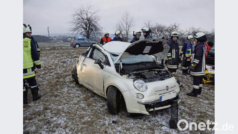 Wegen Schneeglätte und nicht angepasster Geschwindigkeit kommt am Sonntagnachmittag eine 19-Jährige auf der Staatsstraße von der Fahrbahn ab. Ihr Auto touchiert erst einen Baum, überschlägt sich und bleibt auf einem angrenzenden Feld liegen. Die Fahrerin wird bei dem Unfall nur leicht verletzt. Bild: bkr