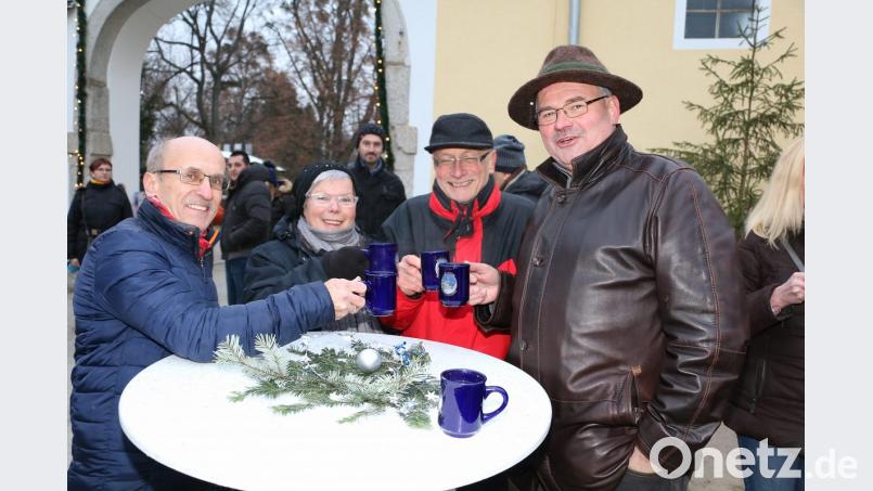 Bürgermeister Gottfried Härtl (rechts) und Dr. Siegfried Steinkohl (links) informierten auswärtige Besucher bei einer Tasse Glühwein über den Erholungsort Friedenfels Bild: bsc