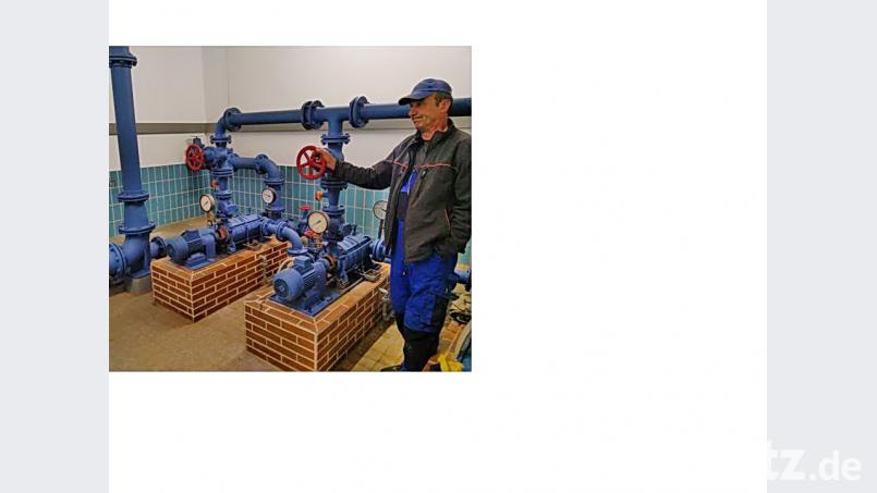 Wasserwart Hans Krauß an den alten Pumpen in Bernricht. Bild: gru