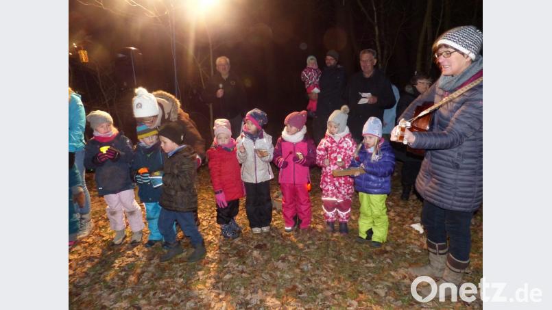 Veronika Rupprecht begleitet die Kindergartenkinder auf der Gitarre zum Weihnachtslied. Bild: sl