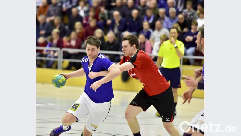 Der Auerbacher Spielertrainer Matthias Schnödt (links) musste immer wieder selbst die Initiative ergreifen und stand wieder fast die gesamte Spielzeit auf der Platte. Bild: Hubert Ziegler