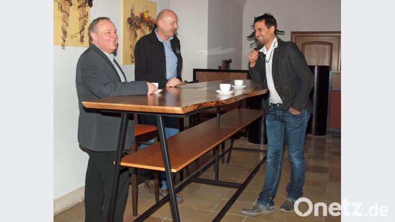 Bei einer Tasse Kaffee danken Klosterdirektor Pater Christian Liebenstein und Verwaltungsleiter Jürgen Zach (von links) Schreinermeister Michael Bräu, der dem Kloster Ensdorf einen Stehtisch im Wert von 4500 Euro gespendet hat. Bild: sön