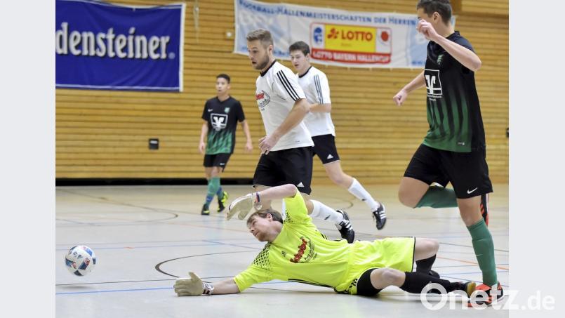 Szene aus dem Spiel: 1. FC Schlicht (Weiß) gegen den ASV Haselmühl Bild: Hubert Ziegler