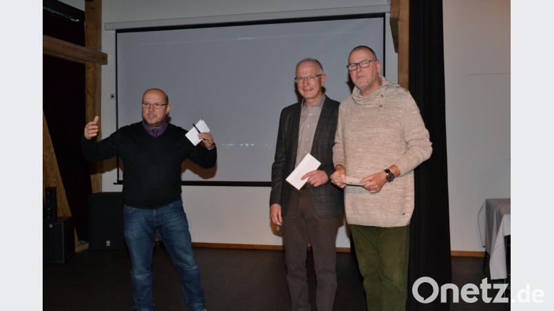 Fotoclub-Vorsitzender Stefan Weiß überreichte Hartmut Bombosch und Jürgen Klein (von links) für die Vorbereitung der Ausstellung im Kunsthaus Geschenke. Bild: pz