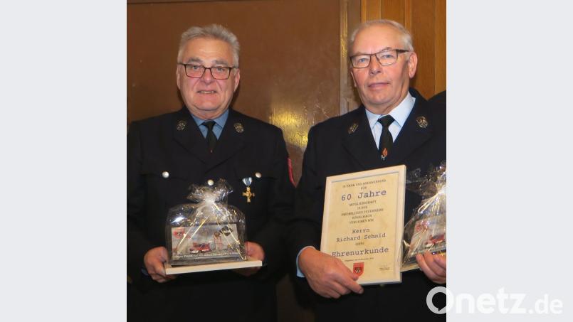 Franz Gebhard (links) und Richard Schmid (rechts) erhielten Urkunde und Geschenk für 60-jährige Treue zur FFW Gögglbach. Bild: Hirsch
