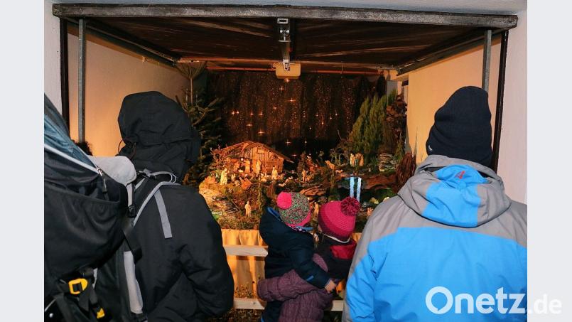 Ein Hingucker beim Friedenfelser Weihnachtsmarkt. Pfarrer Siegfried Wölfel stellte in seiner Garage die Krippe von Agnes und Markus Kreuzer zur Schau. Dichtes Gedränge herrschte deshalb immer davor. Bild: bsc