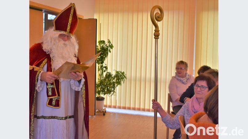 Auch der Nikolaus besucht bei der Adventfeier der evangelischen Kirchengemeinde die Senioren. Bild: rgr