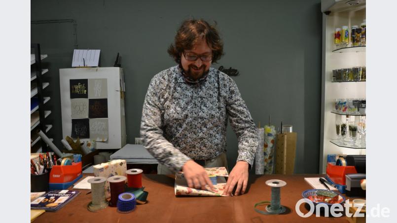 Tobias Sonna packt Geschenke... Bild: jak