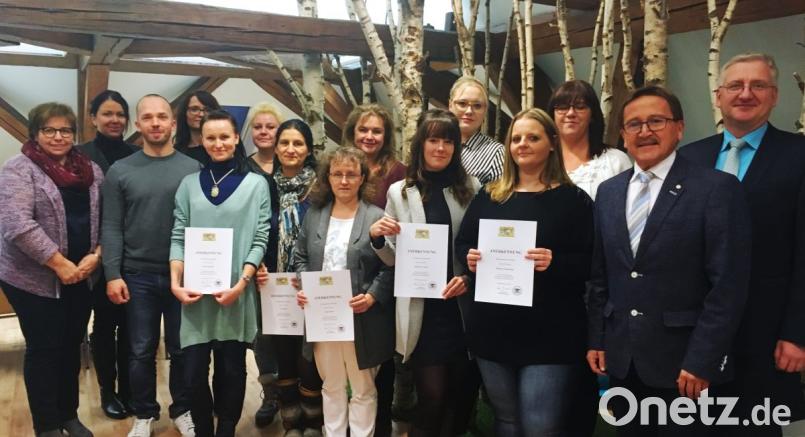 Hervorragende Leistungen legen die Altenpflegeschüler des vergangenen Kurses an den Tag. Zur Auszeichnung gratulieren Trägervereinsvorsitzender Johannes Reger, Bürgermeister Hans Donko (von rechts) und Schulleiterin Hannelore Doleschal (links). Bild: ckl