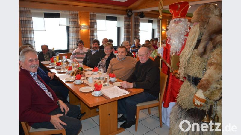 Höhepunkt der Senioren-Adventfeier des vlf-Kreisverbandes war der Besuch von Sankt Nikolaus und Knecht Ruprecht, die vieles vom Jahresgeschehen zu berichten wussten. Den Senioren gefiels und genossen die besinnliche Einstimmung auf den Advent. Bild: jr