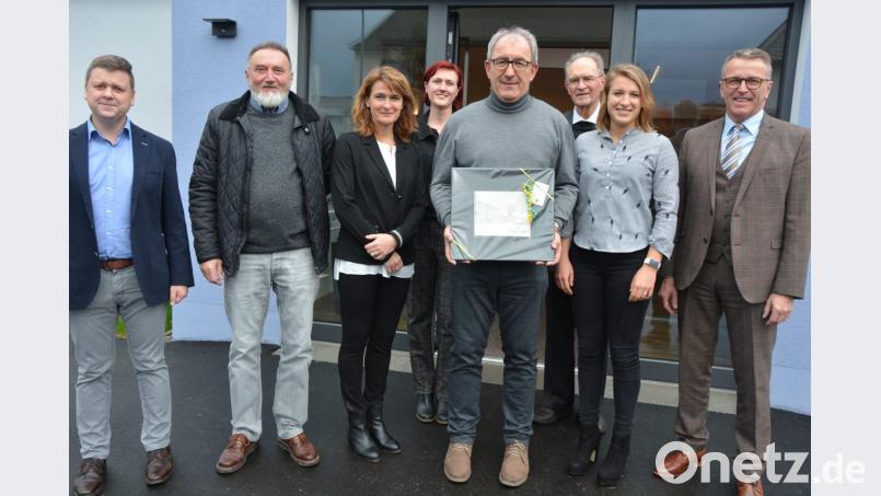 Seit Ende Juni ist die Ingenieurgesellschaft Lehner + Baumgärtner in den neuen Räumen in der Mitterteicher Straße. Jetzt erhielten die Räumlichkeiten den kirchlichen Segen. Mit dabei waren (von links) die Geschäftsführer Wolfgang Meiler und Bernhard Baumgärtner, Monika Haas-Lehner, Pfarrerin Stefanie Schön, Ferdinand Lehner, Pater Helmut Stadermann, Tochter Miriam und Bürgermeister Franz Stahl. Bild: jr