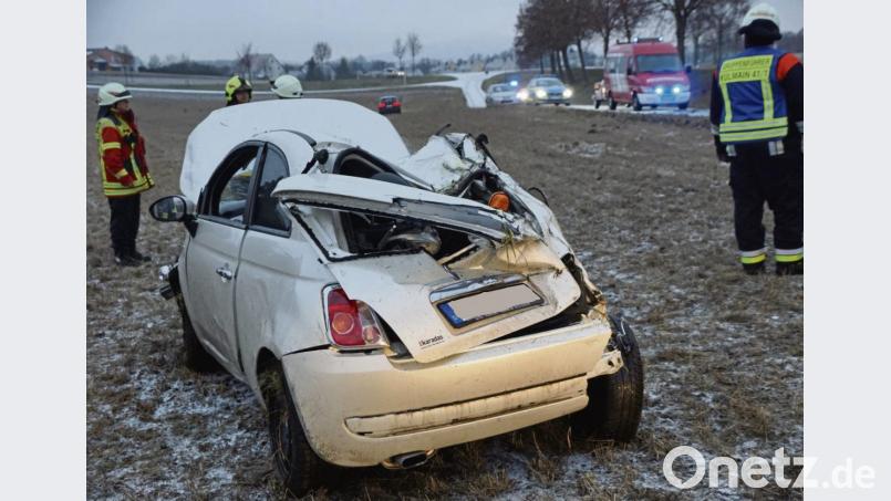 Wegen Schneeglätte und nicht angepasster Geschwindigkeit kommt am Sonntagnachmittag eine 19-Jährige auf der Staatsstraße von der Fahrbahn ab. Ihr Auto touchiert erst einen Baum, überschlägt sich und bleibt auf einem angrenzenden Feld liegen. Die Fahrerin wird bei dem Unfall nur leicht verletzt. Bild: bkr