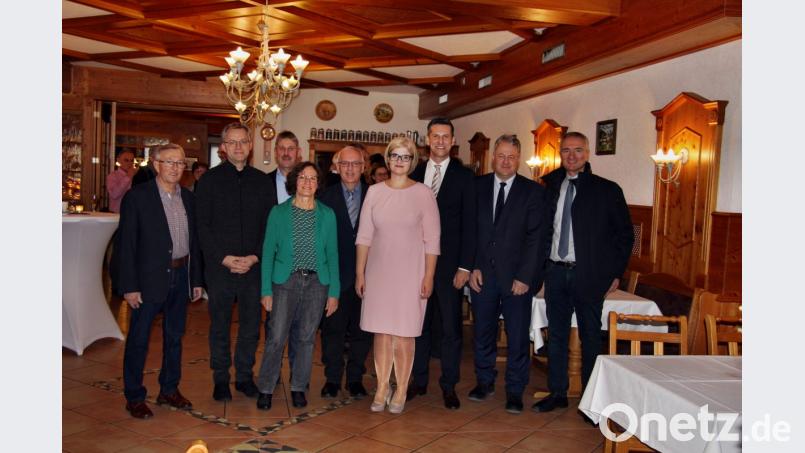 Neben Gemeinderat, Gemeindebediensteten, Feuerwehr- und Vereinsvertretern gratulieren Roman Berr (Dritter von rechts mit künftiger Gattin) Landtagsabgeordneter Harald Schwartz, Landrat Richard Reisinger, Bürgermeister Winfried Franz, Zweite Bürgermeisterin Lydia Zahner, Bürgermeister Reiner Pickel, Pfarrer Markus Vedder und Altbürgermeister Georg Schmid (von rechts). Bild: ds