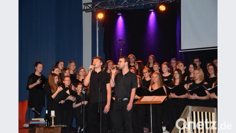 &quot;Oh holy Night&quot; - Korbinian Friedl (links) und Johannes Pflaum harmonieren bei diesem gefühlvollen Duett hervorragend. Bild: fla