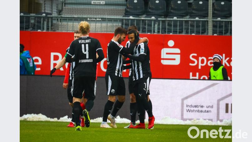 Philipp Förster bringt Sandhausen mit Torkreuzgranate in Führung. Bild: Jahn Regensburg