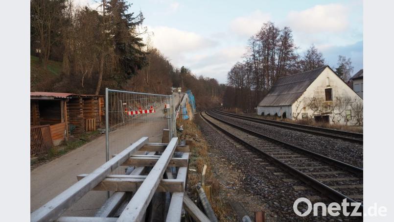 Fast schon wieder passierbar ist die Strecke von Untersteinbach nach Iffelsdorf dank einer sanierten Stützmauer. Bild: bl