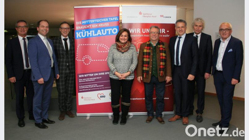 Nicki Fürst überraschte die Bürgermeister bei einer Besprechung in der Weidener Sparkasse. „Wir sind dabei“, lautete das übereinstimmende Signal der Rathaus- und Sparkassenchefs. Im Bild von links: Werner Nickl, Sparkassenvorstand Hans-Jörg Schön, Bernd Sommer, Nicki Fürst, Toni Dutz, Roland Grillmeier, Wolfgang Lippert und Sparkassendirektor Ludwig Zitzmann. Bild: wro