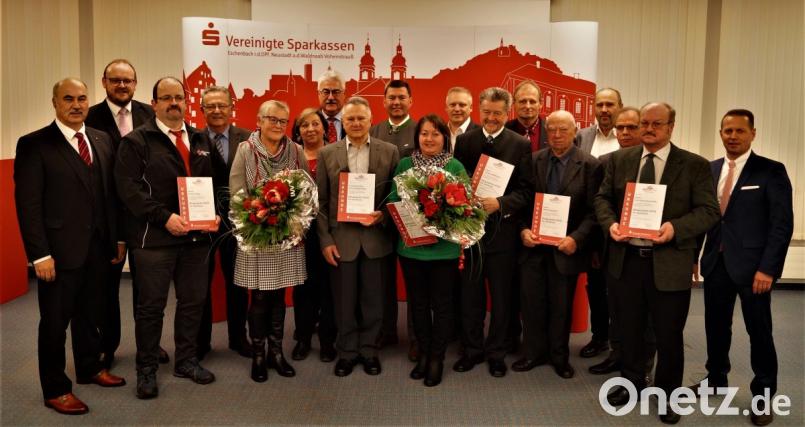 Eingerahmt vom Vorstandsvorsitzenden Josef Pflaum, Landrat Andreas Meier (von links) und Vorstand Gerhard Hösl (rechts), wurde der Bürgerpreis 2018 an Markus Popp, Beate und Robert Götz, Johann Walbrunn, Michael Sporer (hinten), Albert Butscher und Karl-Heinz Kuschidlo (von links) überreicht. Bild: arw