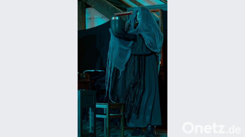 Die Urne, die der Tod in Händen hält, beinhaltet die sterblichen Überreste von Scrooge. Bild: tr