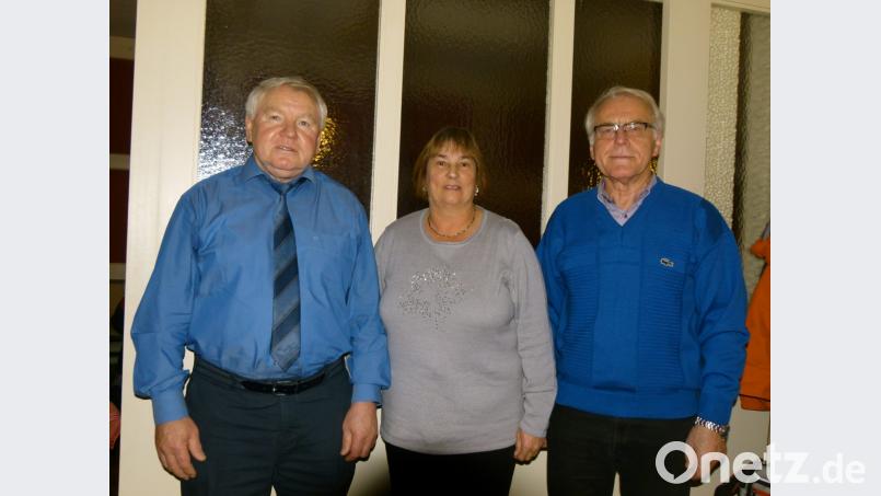Mit ihrer 50-jährigen Zugehörigkeit zählen Robert Held (links) und Werner Hofmann zur Gründungsgeneration des Karten- und Schachvereins. In Würdigung seiner außerordentlichen Verdienste um den KSV wurde Held außerdem zum Ehrenmitglied ernannt. Für Sandra Held nahm Mutter Rita die Urkunde für 25-jährige Treue in Empfang. Bild: rn