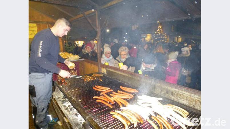 Vor der Grillbude der Jungen Union bilden sich lange Warteschlangen. Bild: bk