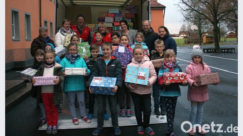 Beim Einladen in den LKW halfen auch die Landfrauen Elfriede Stock und Irmgard Zintl (von von links) mit. Kräftig langten auch die Elternbeiratsvorsitzenden Gerlinde Jähring (Falkenberg) und Bernhard Rosner (Wiesau), außerdem Rektorin Inge Dick (von rechts) bei der Arbeit zu. Bild: wro