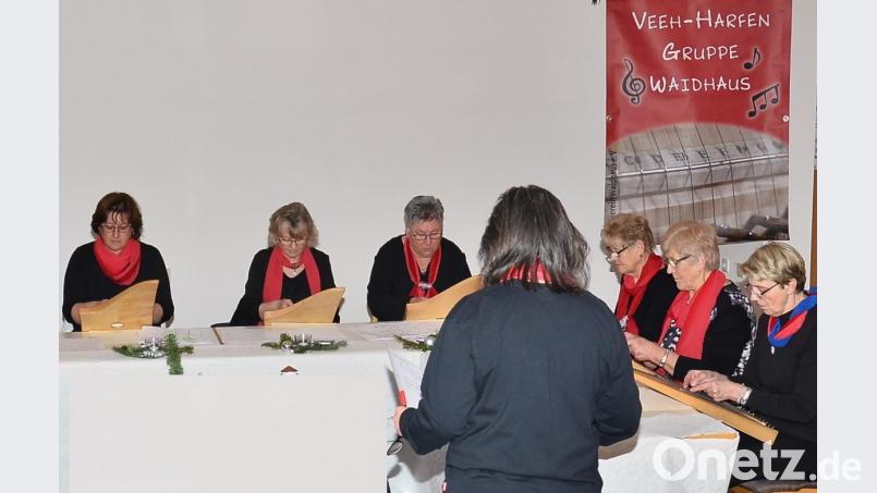 Christl Kaas (links) spricht einführende und abschließende Worte bei der &quot;Staaden Stund&#039;&quot; der Veeh-Harfen-Gruppe. Bild: fjo