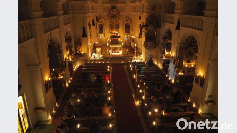 Vier Frauen und drei Männer zaubern ein Lichtermeer in die Kirche. Bild: gz