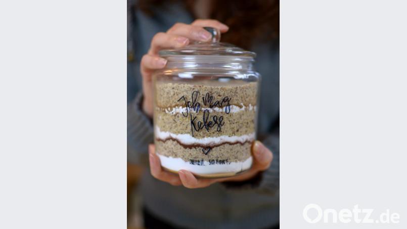 Eine Backmischung im Glas kann man auch gut selbst zusammenstellen. Bild: Ina – adobe.stock.com